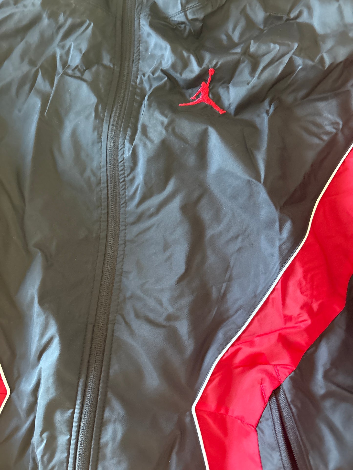Nike Windbreaker Jordan Jacke in rot/schwarz, Größe M