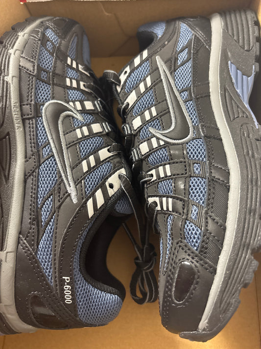 Nike P-6000 in schwarz/blau, Größe 37,5