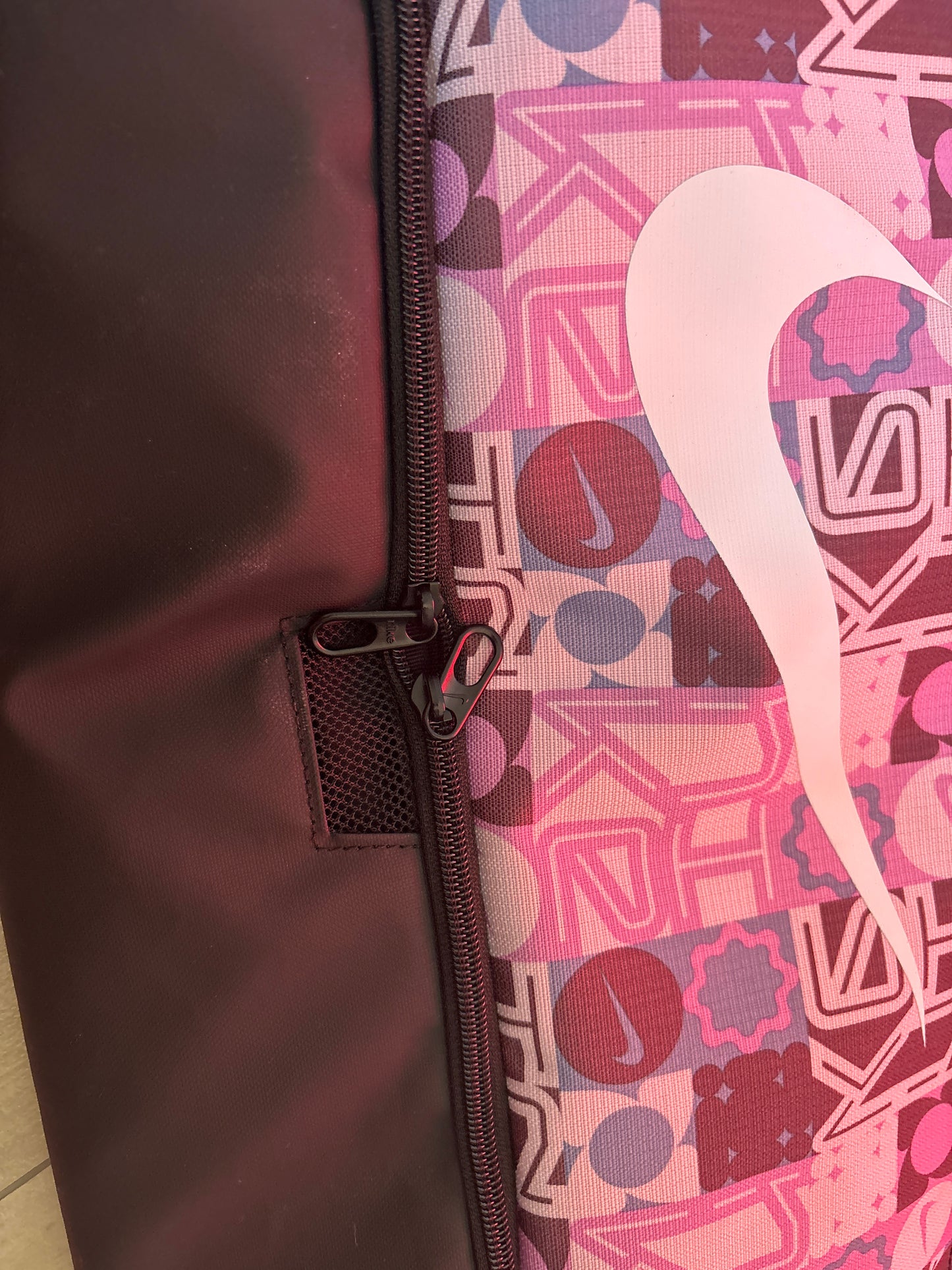 Nike Sporttasche groß rosa/schwarz/Muster