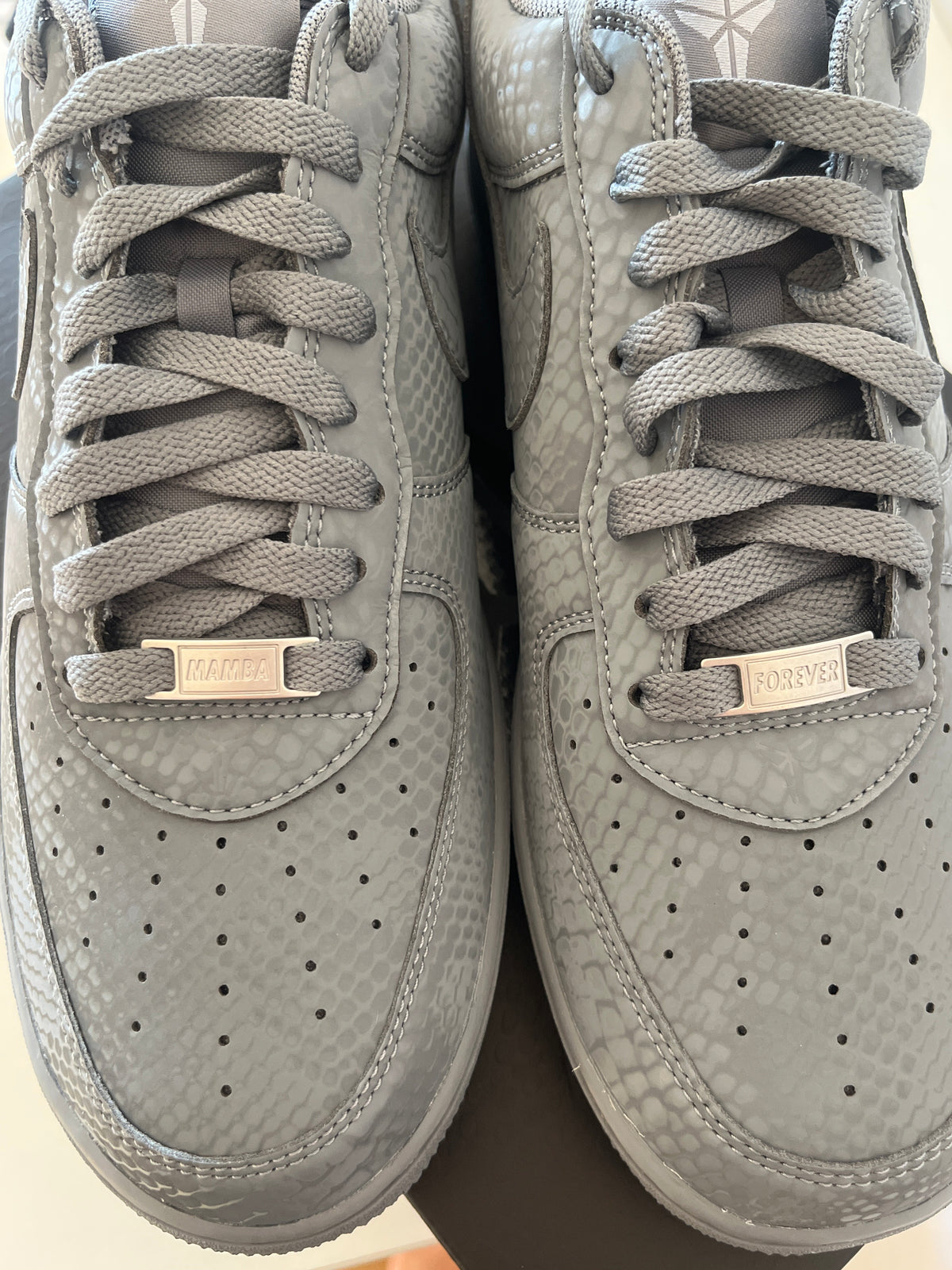 Nike Air Force 1 x Kobe in grau „Mamba Forever“, Größe wählbar