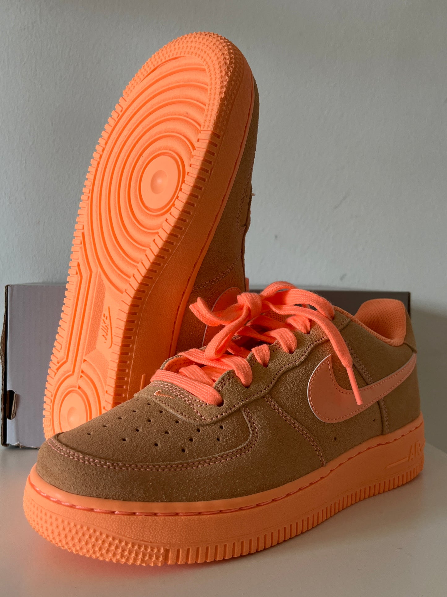 Nike Air Force 1 in hellbraun/neon orange, Größe wählbar