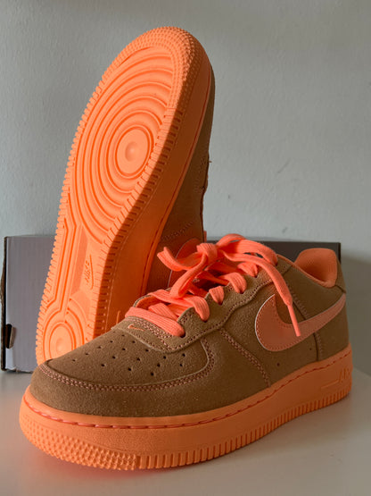 Nike Air Force 1 in hellbraun/neon orange, Größe wählbar