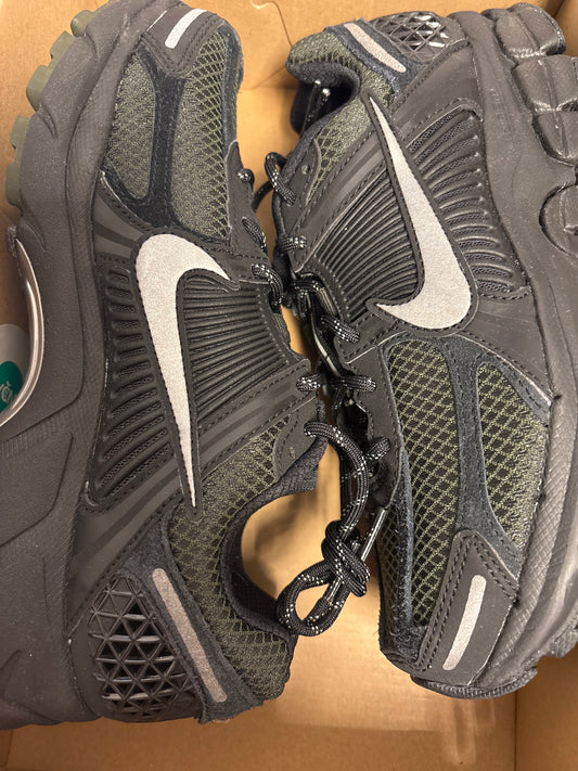 Nike Zoom Vomero 5 in schwarz/dunkelgrün, Größe 38,5