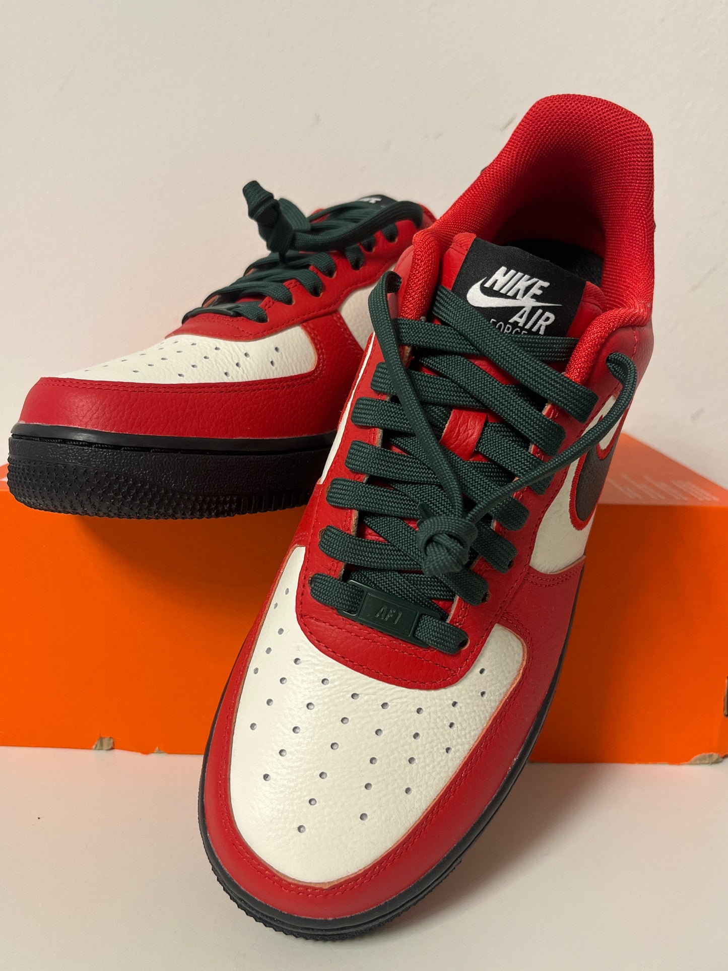 Nike Air Force 1 Low in rot/weiß/schwarz mit dunkelgrünen Schnüren, Größe 41