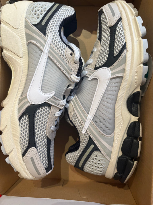 Nike Zoom Vomero 5 in grau/schwarz, Größe 38