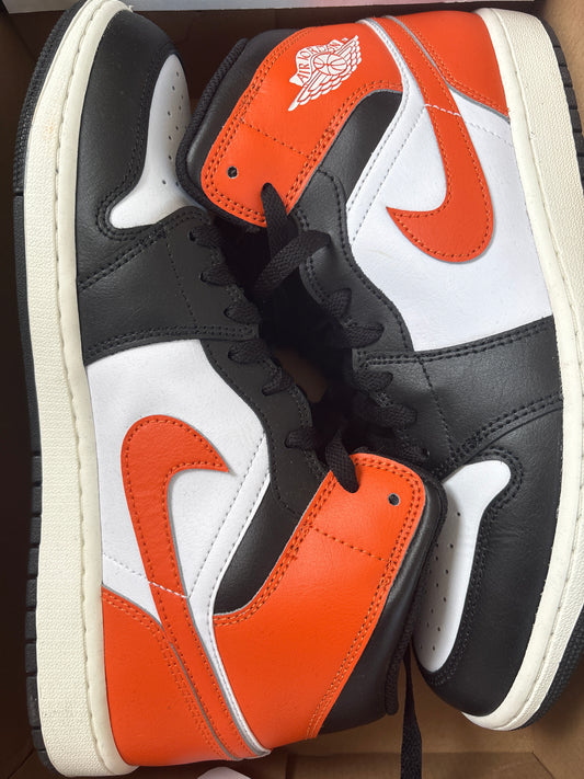 Nike Air Jordan 1 Mid in orange/weiss/schwarz, Größe 44,5