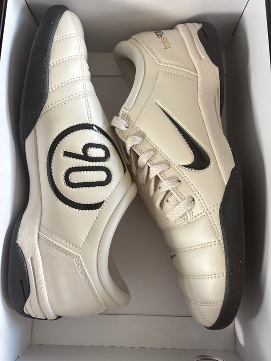 Nike T90 , Größe 41 schwarz/creme