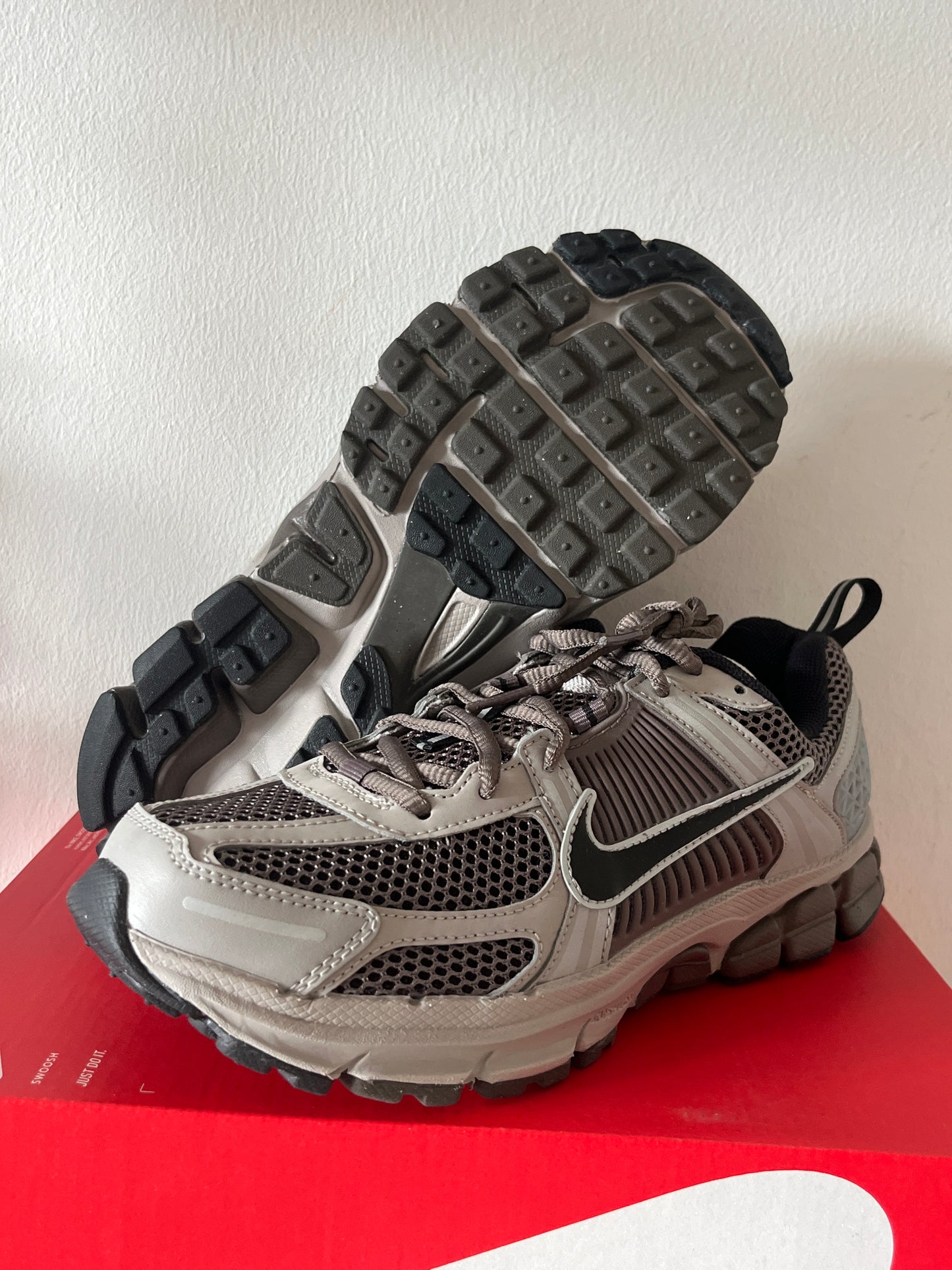Nike Vomero 5 in brauntönen/schwarz/grau, Größe 39