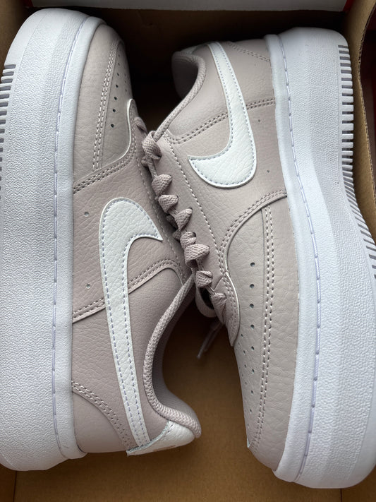 Nike Court Vision Alta, Gr. 38,5 in Flieder/weiss