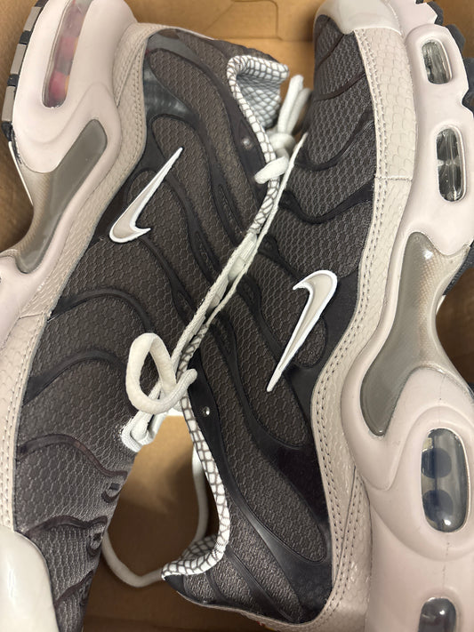 Nike Air Max Plus TN in grau/schwarz, Gr. 42