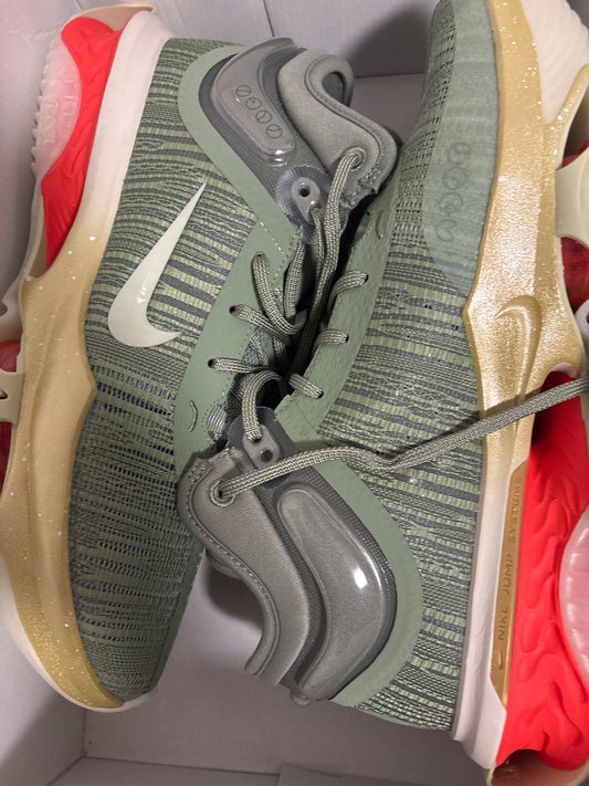 Nike Air Zoom G.T. Jump 2, in dunkelgrün/gold/rot, Größe 48