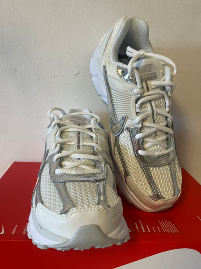 Nike Zoom Vomero 5 in Silber/weiss, Größe wählbar