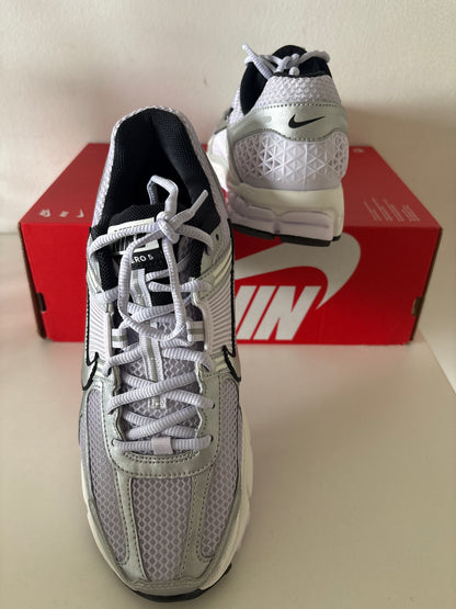 Nike Zoom Vomero 5 in Flieder/silber, Größe 42