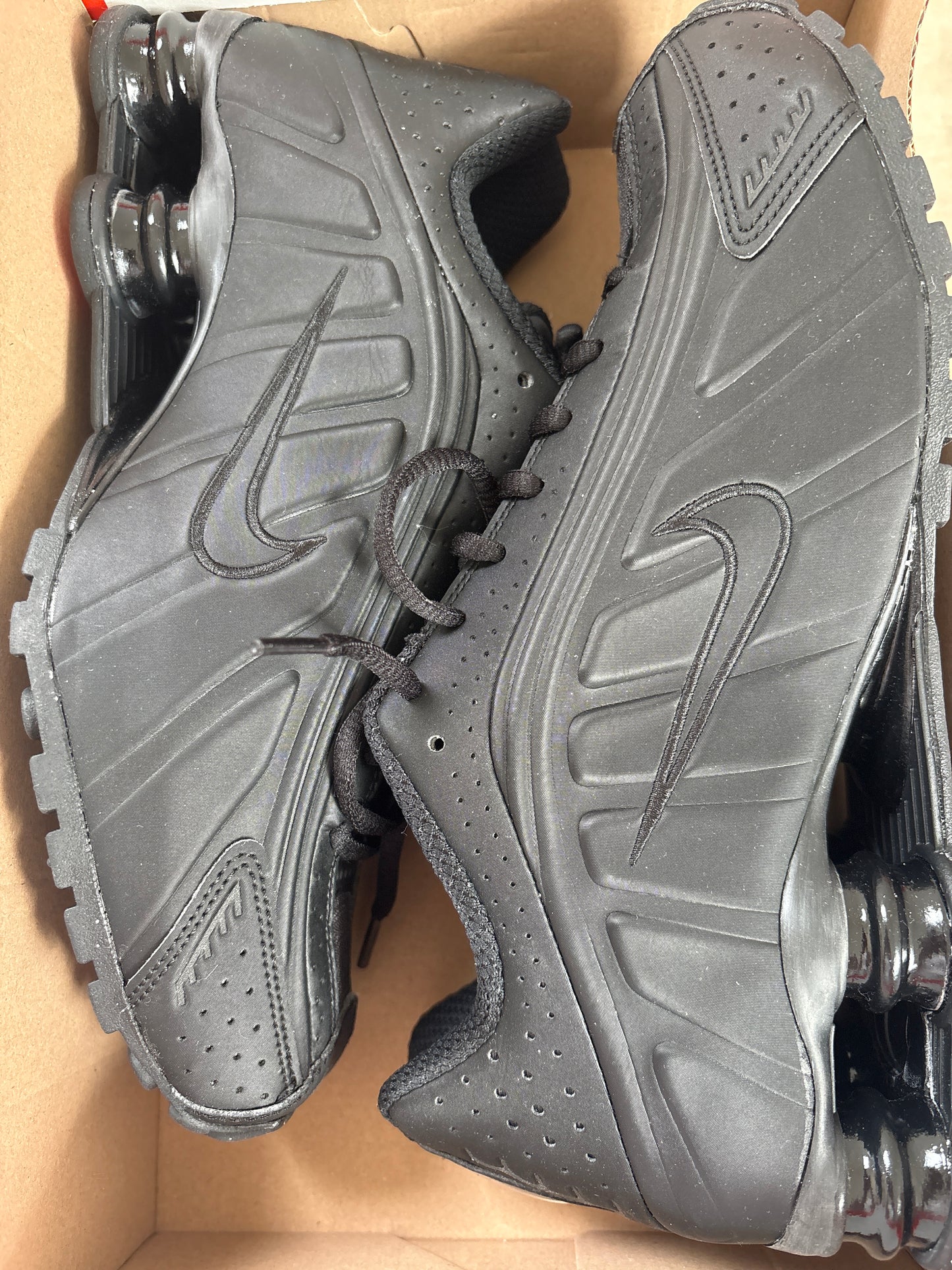 Nike Shox R4 in schwarz, Größe 41