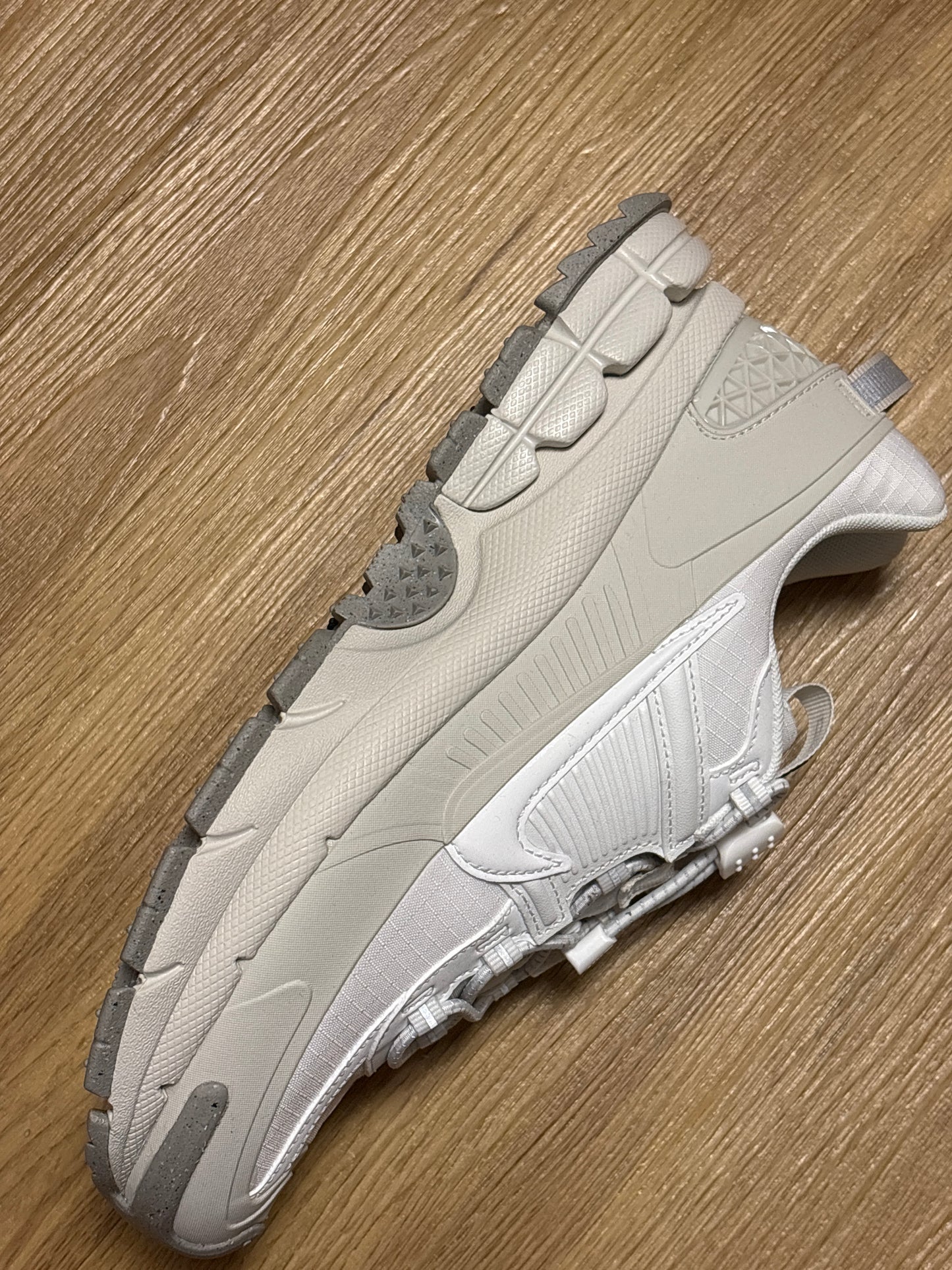 Nike Zoom Vomero Roam in weiss/creme, Größe 38,5