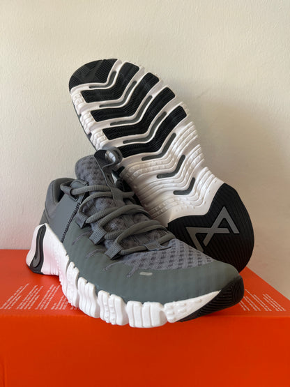 Nike Free Metcon 5 in grau/weiß/schwarz, Größe 41