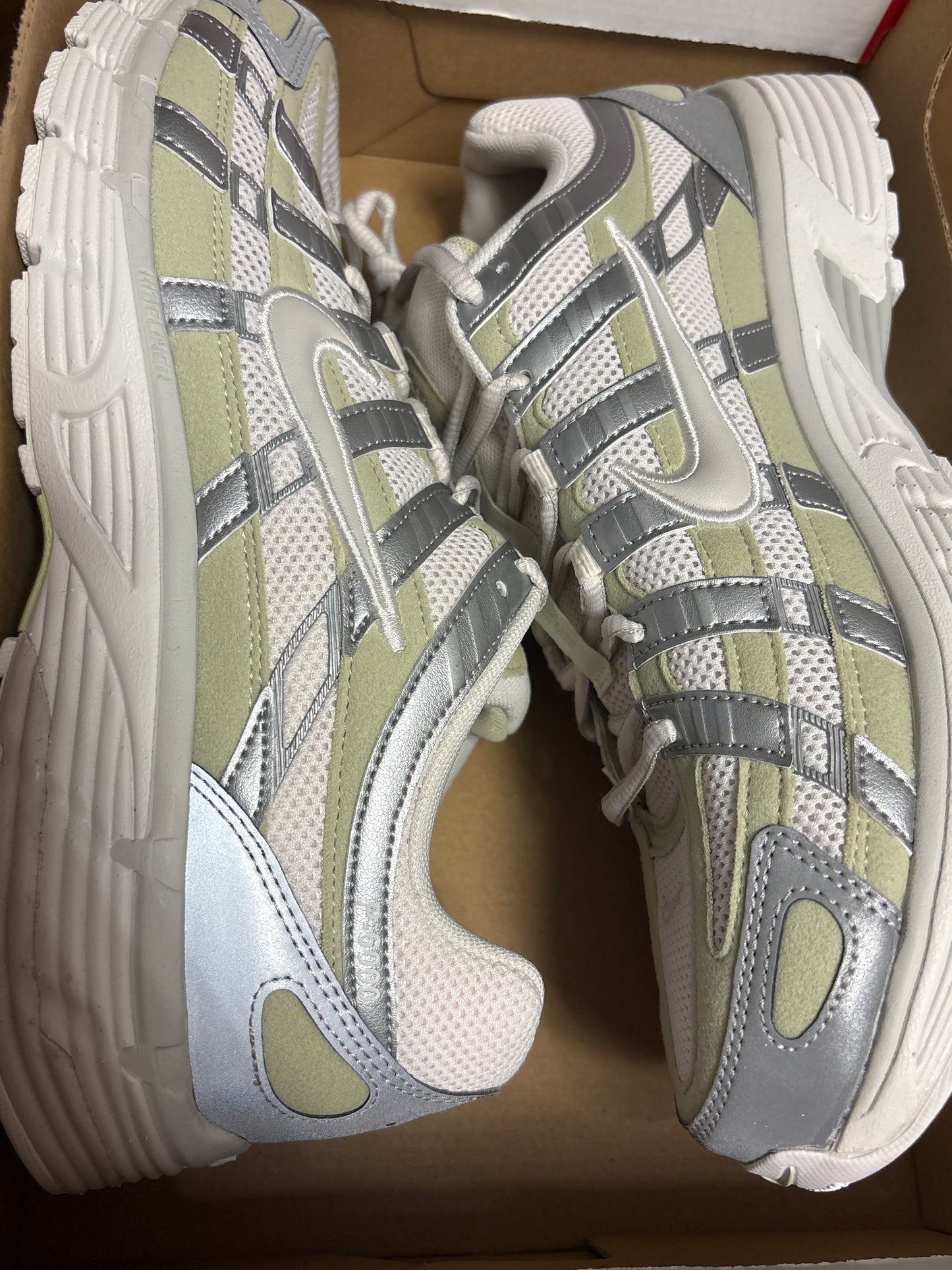 Nike P-6000 in Silber/weiss/grün, Größe 44,5
