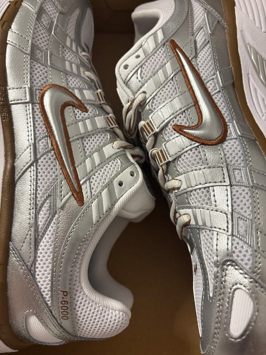 Nike P-6000 in weiss/grau/braun, Größe wählbar