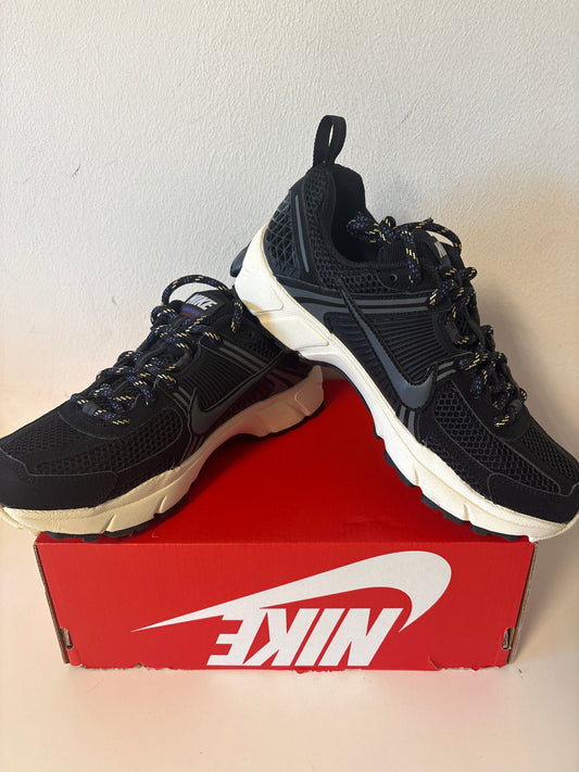 Nike Zoom Vomero 5, Größe 40 in schwarz/bunte Schnürsenkel