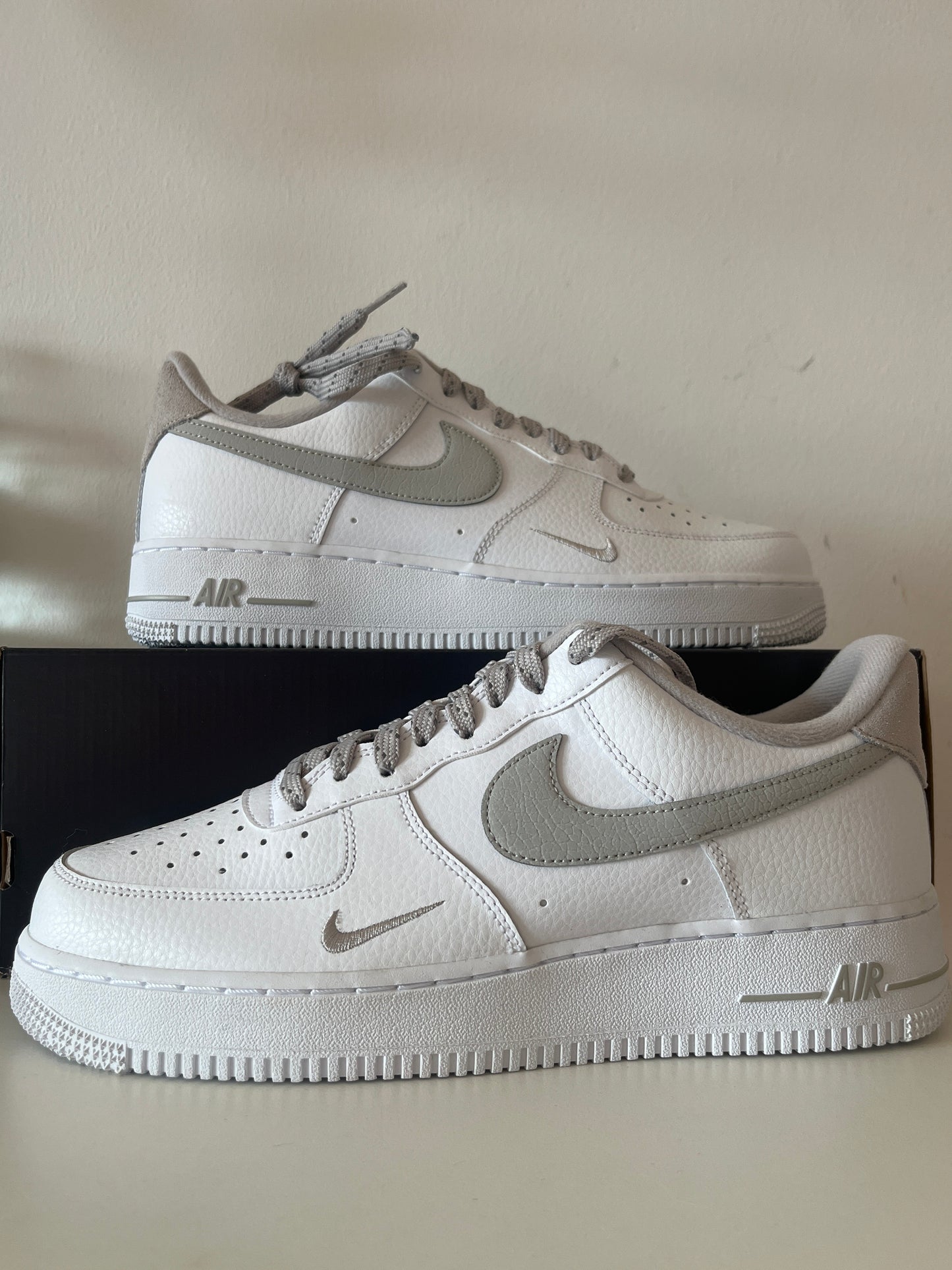 Nike Air Force 1 '07 in weiß mit grauem Swoosh, Größe 42,5
