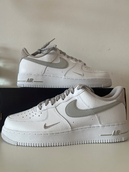 Nike Air Force 1 '07 in weiß mit grauem Swoosh, Größe 42,5