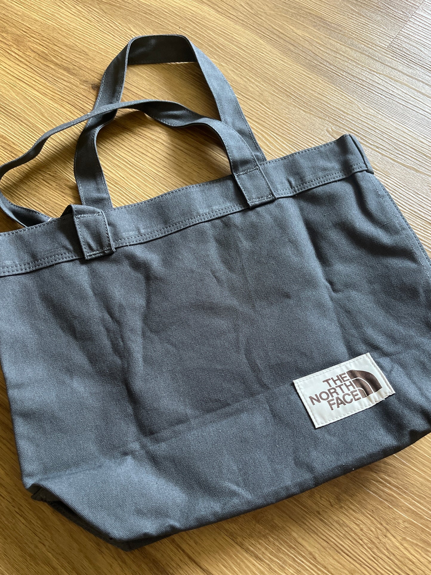 The North Face Jutetasche in grau mit Print