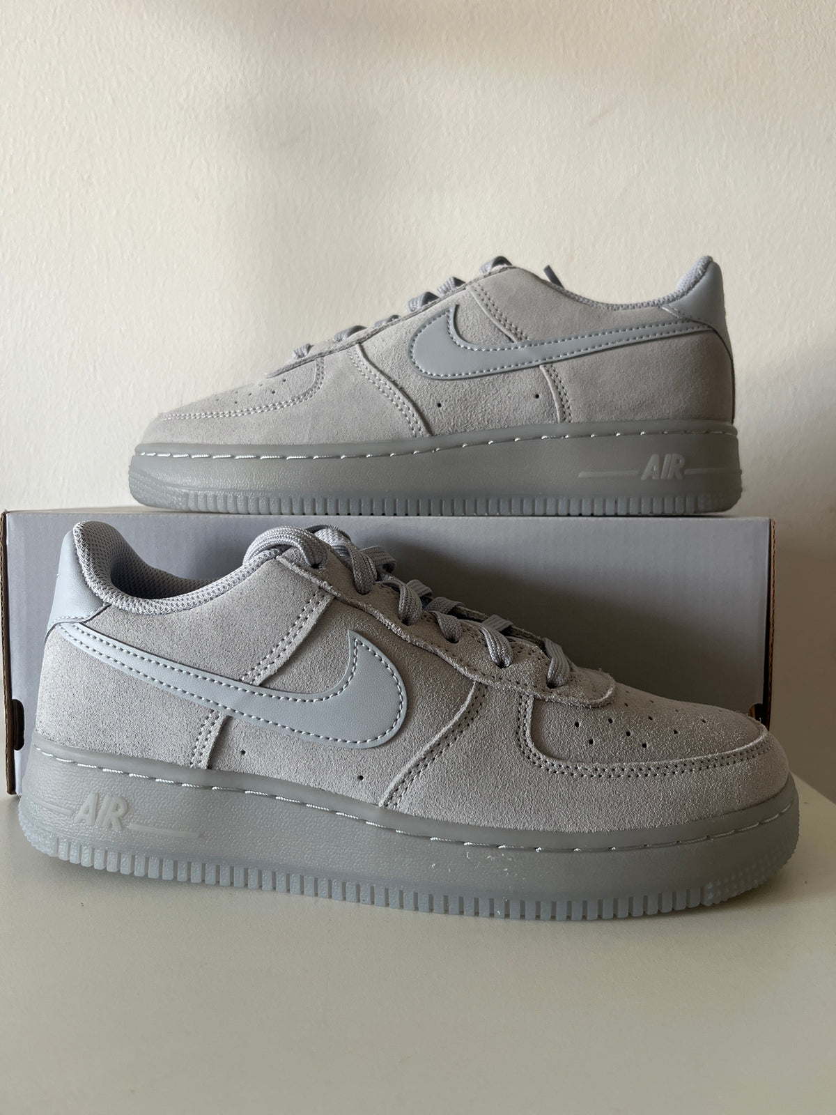 Nike Air Force 1 Grautöne mit Wildleder, Größe 38