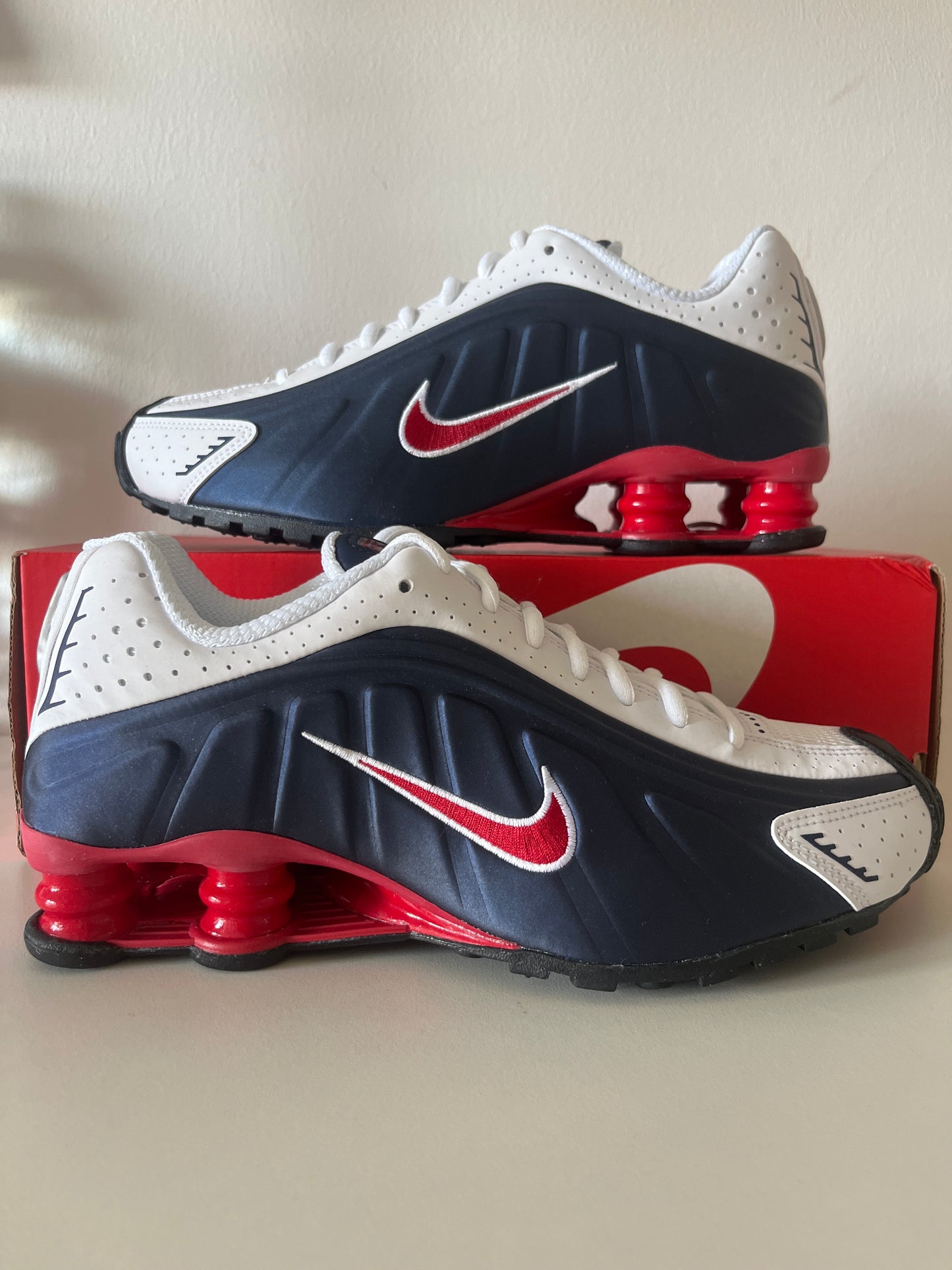Nike Shox R4 in dunkelblau/rot/weiß, Größe 40,5