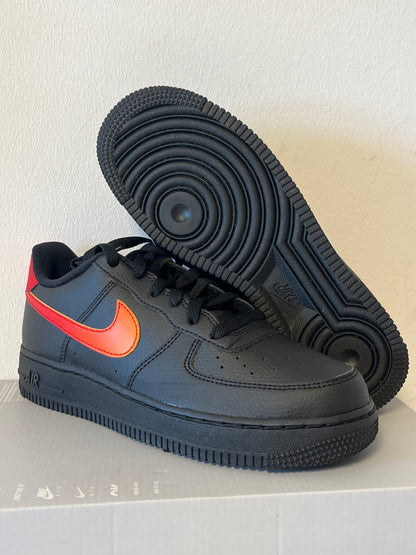 Nike Air Force 1 Low in schwarz mit rot/orangenem Swoosh (Farbverlauf), Größe 38