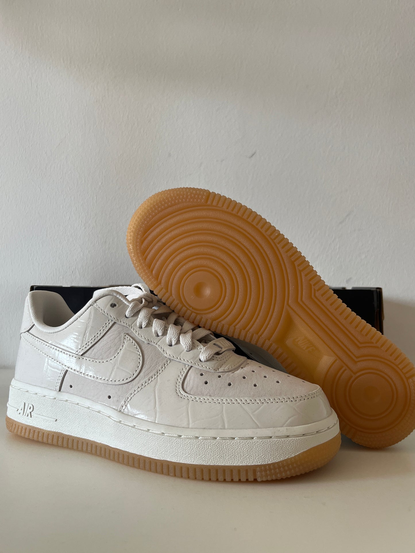 Nike Air Force 1 '07 in creme mit Schlangenmuster, Größe 36,5