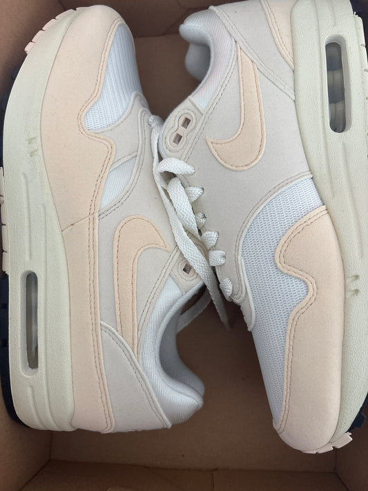 Nike Air Max 1, weiss/aprikot/hell in Größe 40