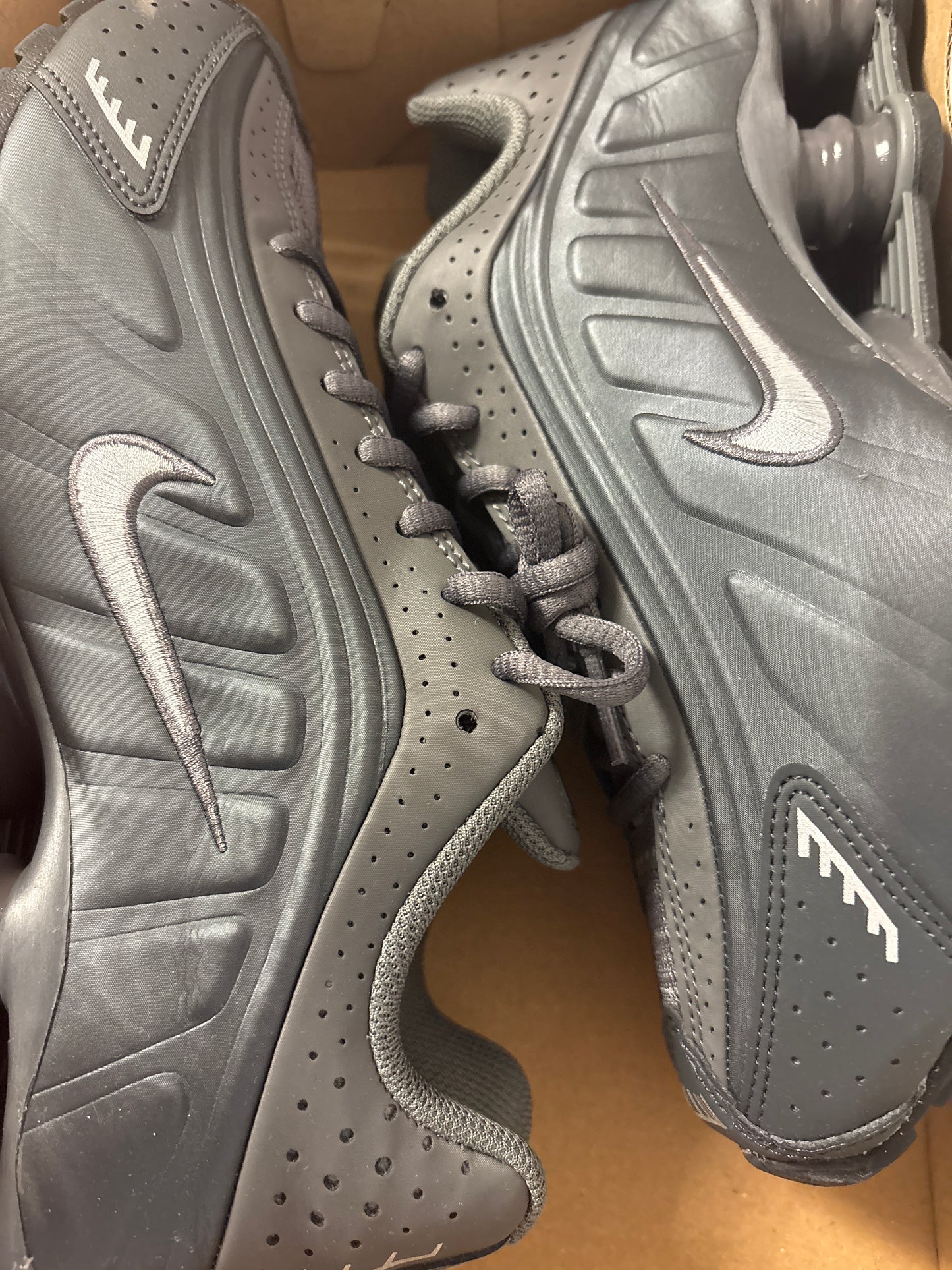 Nike Shox R4 in schwarz/anthrazit, Größe 38,5