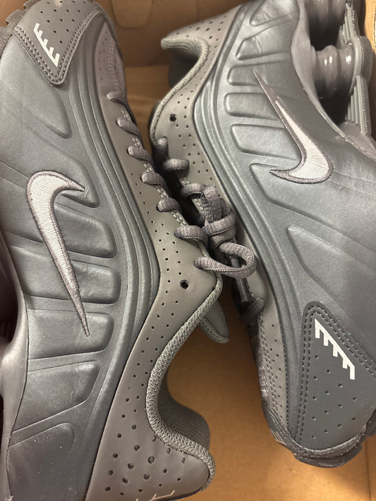 Nike Shox R4 in schwarz/anthrazit, Größe 38,5