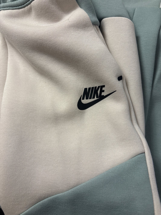 Nike Kinder Techhose in grün/creme, Größe wählbar