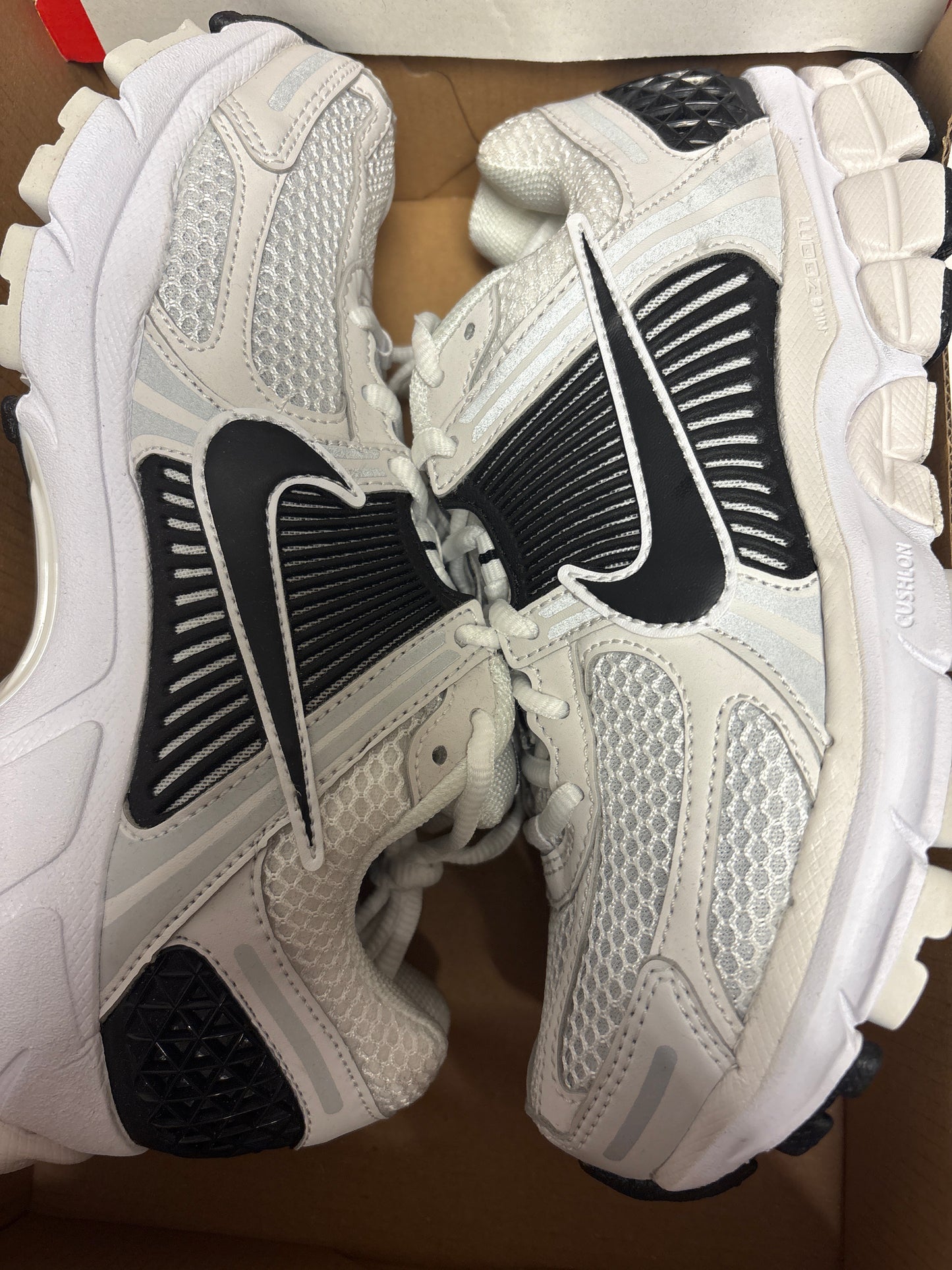 Nike Zoom Vomero 5 in schwarz/weiss, Größe wählbar