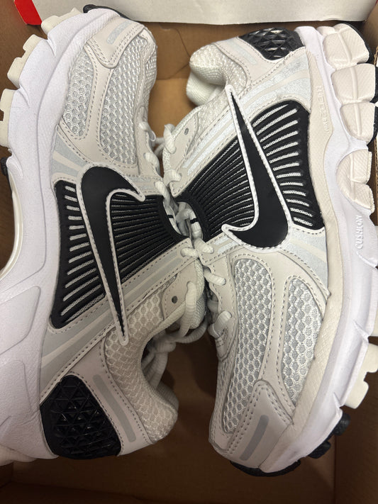 Nike Zoom Vomero 5 in schwarz/weiss, Größe wählbar