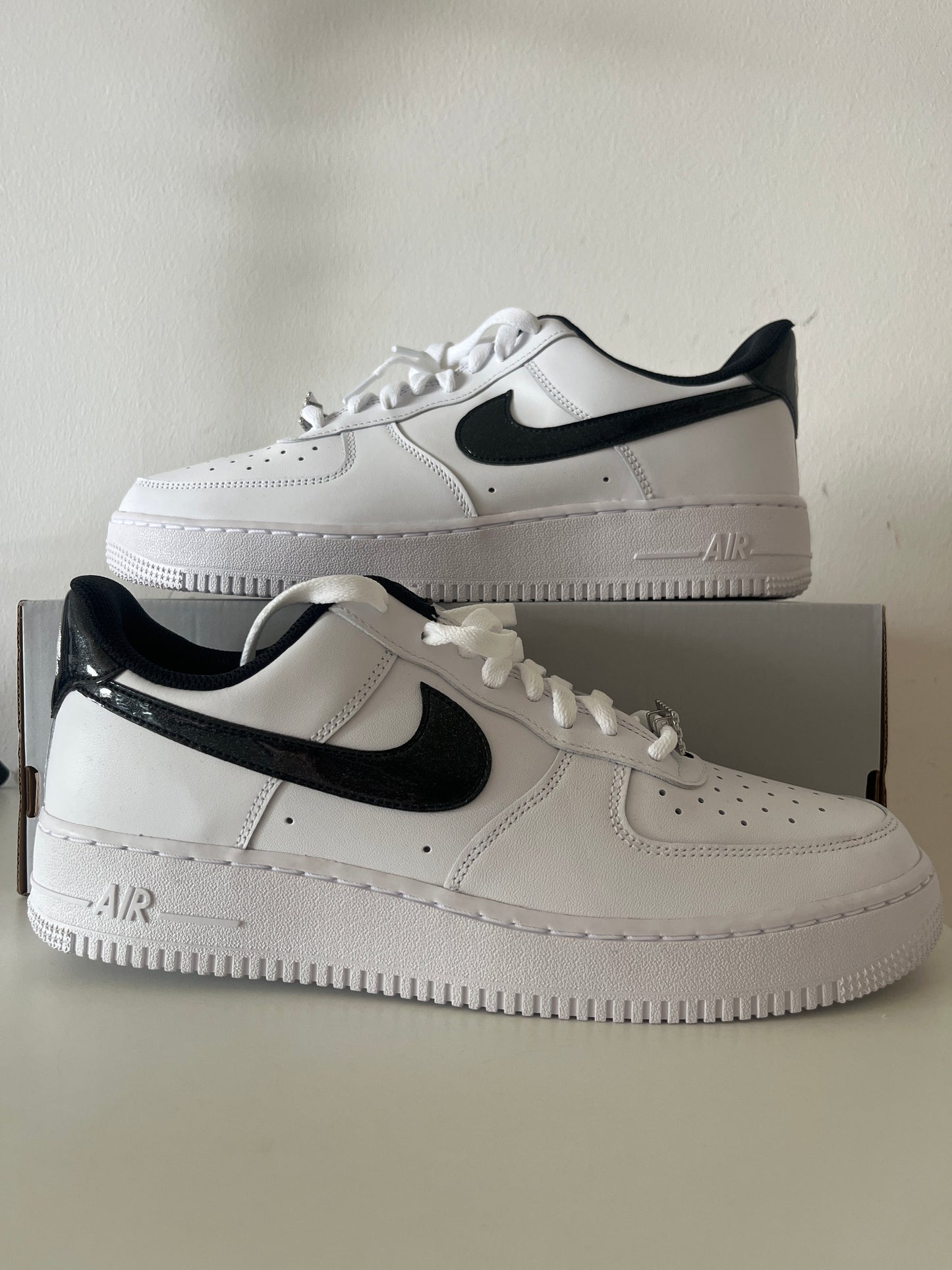 Nike Air Force 1 '07 LV8 in weiß/schwarz(glitzer), Größe 44,5