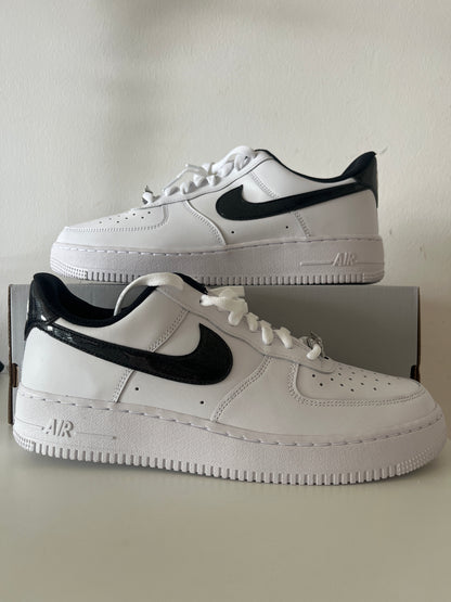Nike Air Force 1 '07 LV8 in weiß/schwarz(glitzer), Größe 44,5