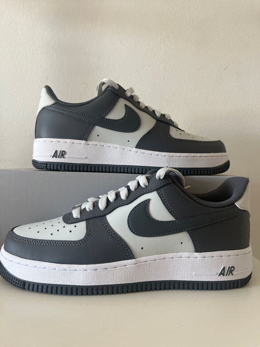 Nike Air Force 1 '07 in Grautönen/weiß, Größe 40,5