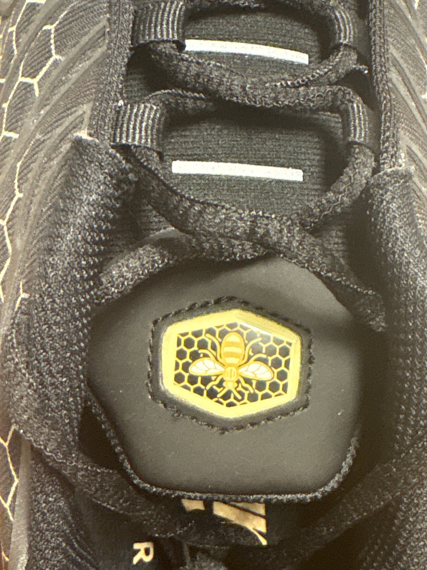 Nike Air Max Plus in schwarz mit Bienenwaben, Größe 48,5