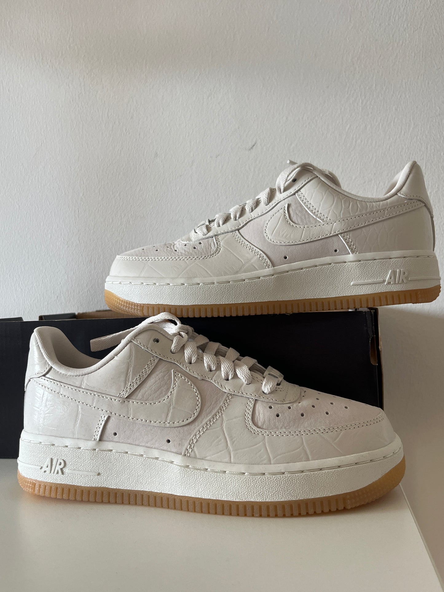 Nike Air Force 1 '07 in creme mit Schlangenmuster, Größe 36,5