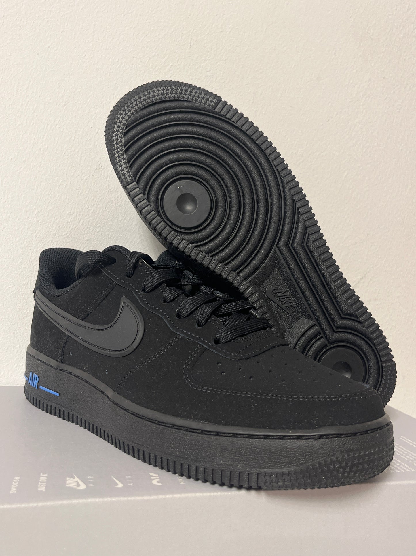 Nike Air Force 1 '07 in schwarz mit blauen Details , Größe 39