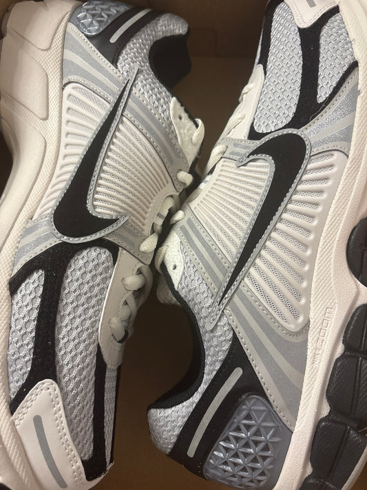 Nike Zoom Vomero 5 in grau/weiss/silber/schwarz, Größe 47,5