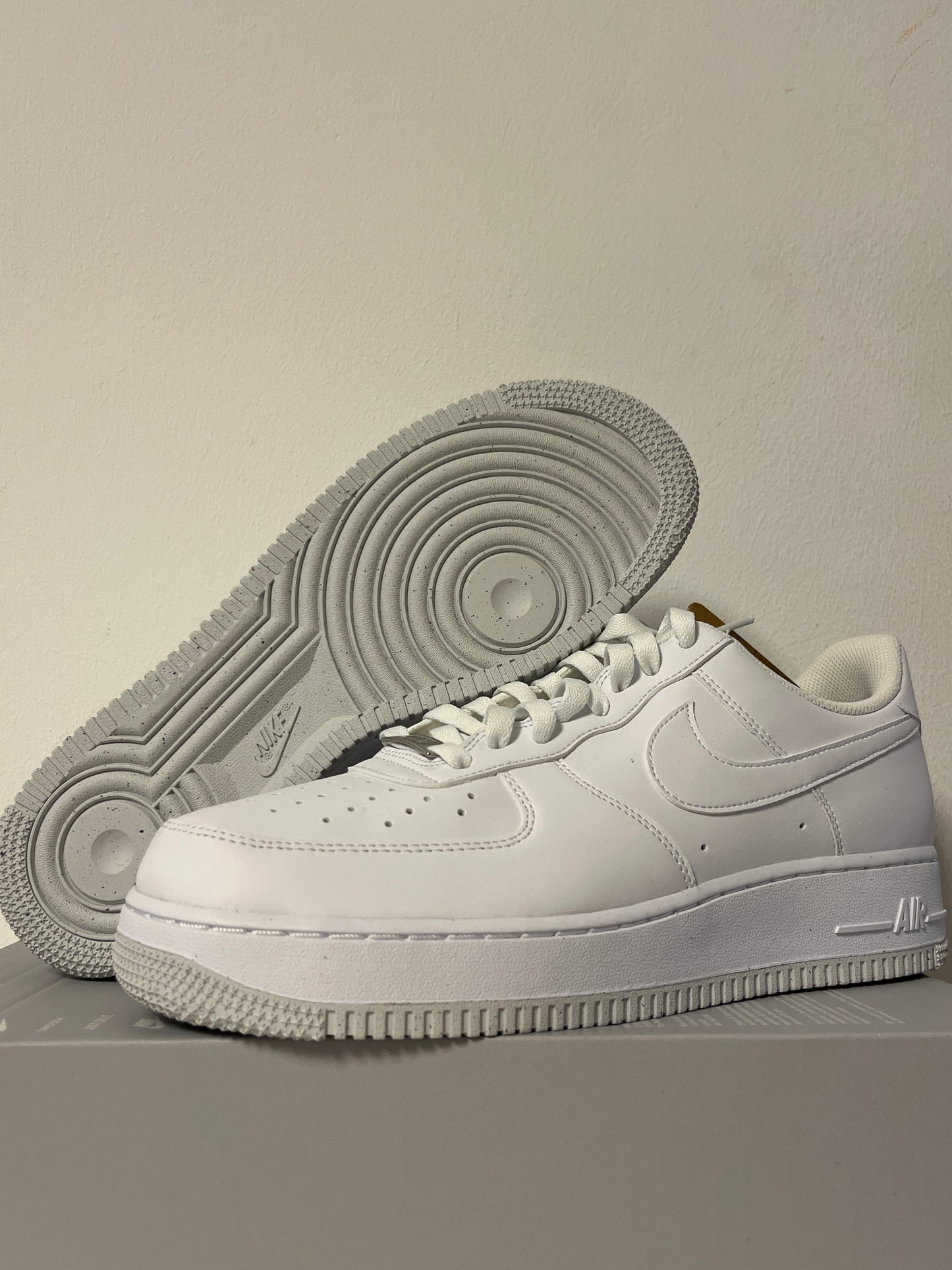 Nike Air Force 1 '07 in weiß/graue Sohle, Größe wählbar