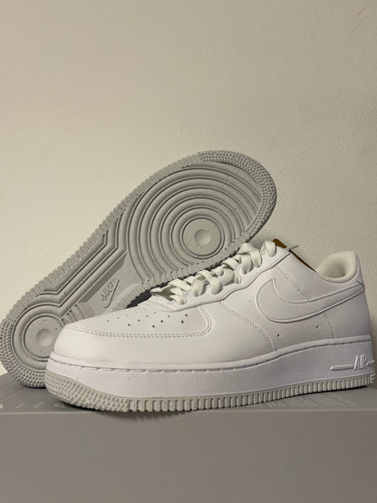 Nike Air Force 1 '07 in weiß/graue Sohle, Größe wählbar