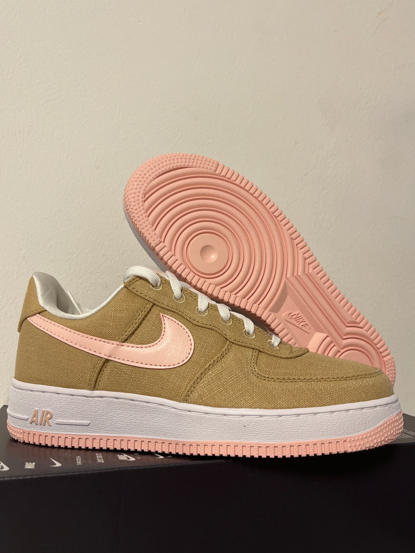 Nike Air Force 1 Retro in hellbraun/rosa/weiß, Größe 39