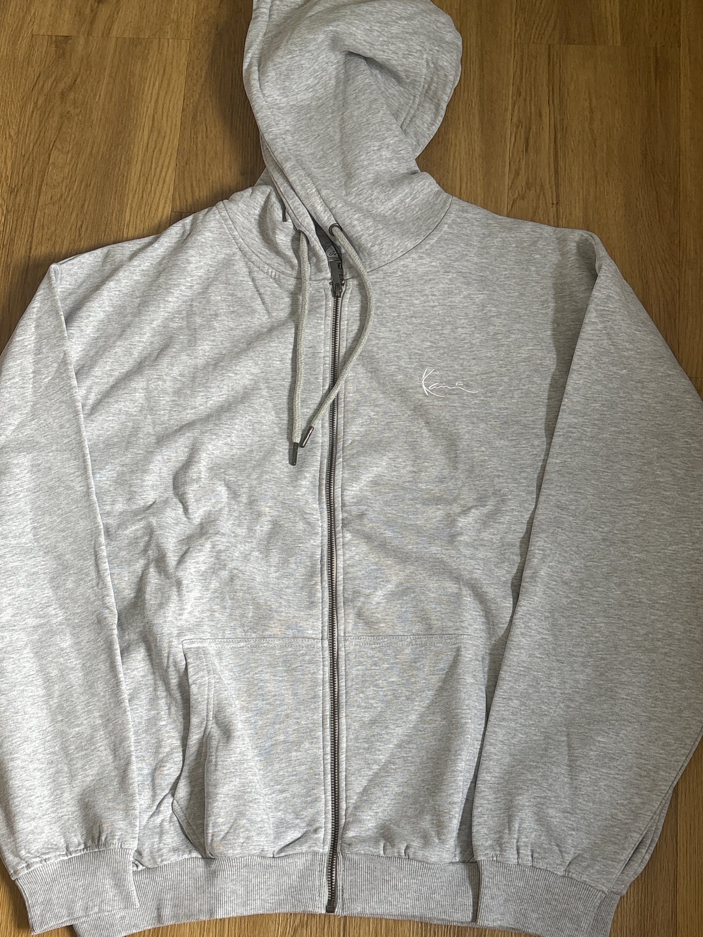 Karl Kani Joggingjacke, hellgrau mit weisser Schrift, Größe wählbar