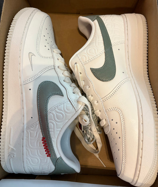 Nike Airforce 1 in weiss/grün mit roten Akzenten, Größe wählbar