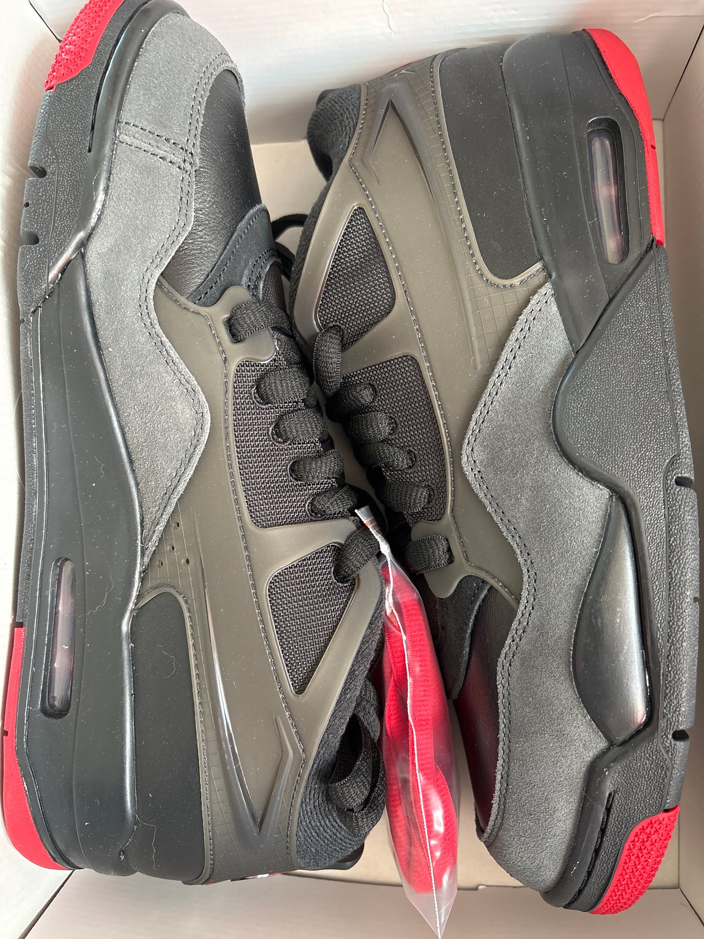 Nike AIR Jordan 4 RM in schwarz/rot, Größe 29,5