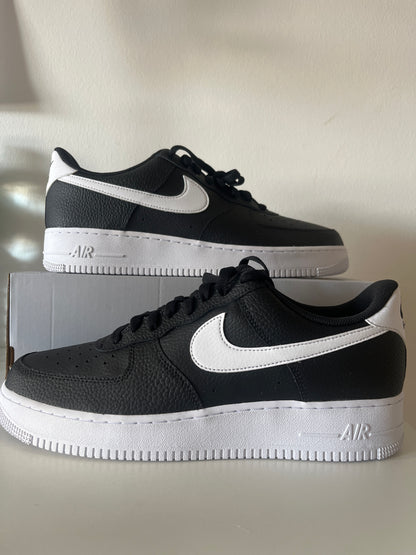 Nike Air Force 1 '07 in schwarz/weiß, Größe 47,5